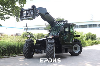 Teleskopiskais iekrāvējs ar strēli